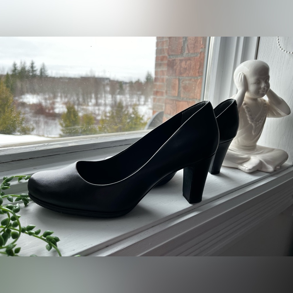 Rockport size 7.5 never worn brand new heeled shoe